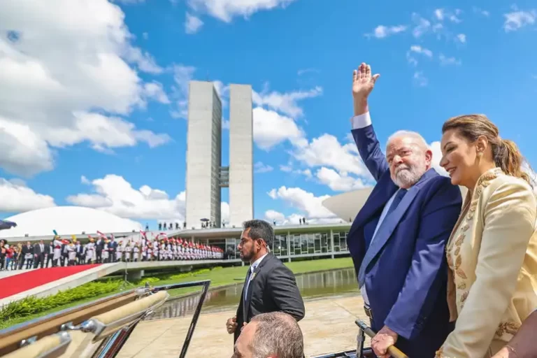 01_retro_2023_lula_toma_posse_como_39o_presidente_do_brasil
